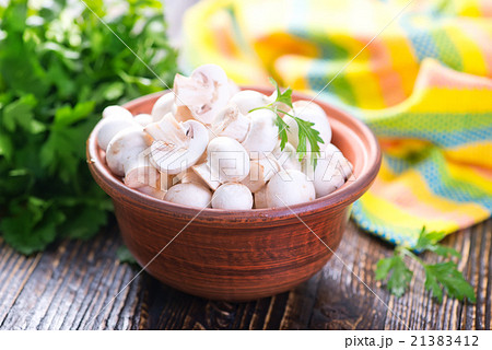 raw mushrooms 21383412