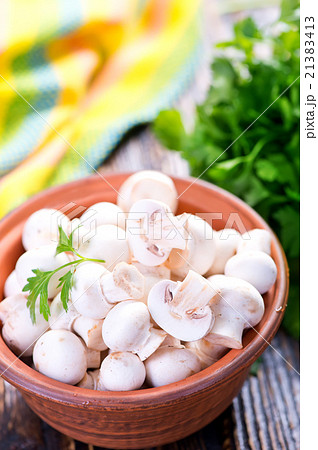 raw mushrooms 21383413