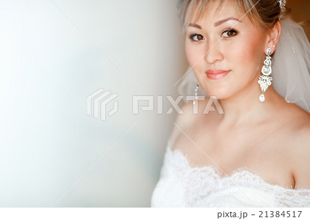 Closeup portrait of bride in lace white wedding Closeup portrait of bride in lace white wedding 21384517