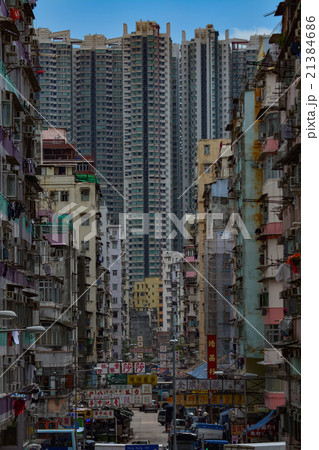 香港の高層住宅と古い町並み 21384686