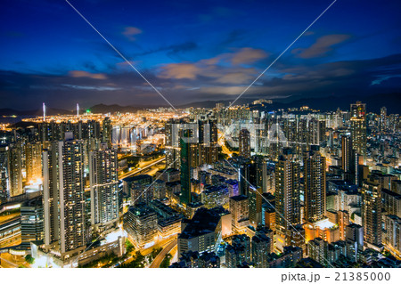 香港　高層ビルが立ち並ぶ光景　夕景・夜景 21385000