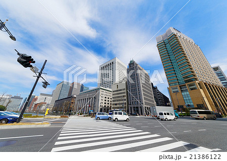 皇居の日比谷濠と日比谷通り沿いの高層ビル群 21386122
