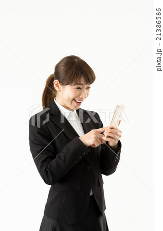 スマホを触る女性 21386586