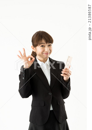 スマホを触ってOKサインする女性 21386587
