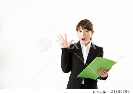 ファイルを持って驚く女性 21386590