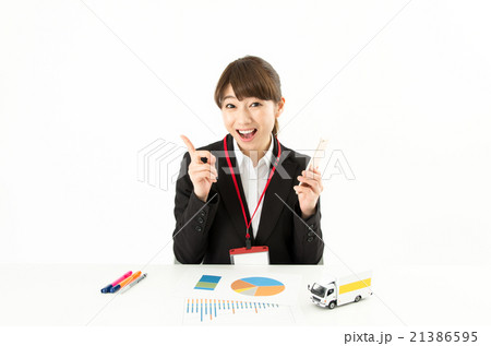 スマホを持ってグラフを説明する女性 スマホを持ってグラフを説明する女性 21386595