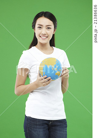 かわいい女の子のジェスチャー かわいい女の子のジェスチャー 21386636