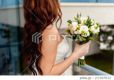 beautiful bouquet in hands of the bride 21387012