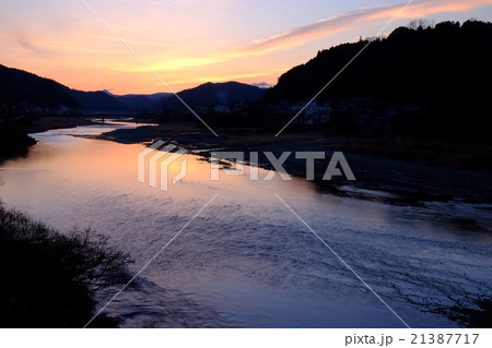 吉野川の夜明け(奈良県吉野郡大淀町) 吉野川の夜明け(奈良県吉野郡大淀町) 21387717