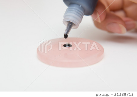 まつげエクステのグルー 21389713