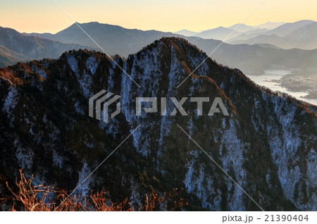 御坂山地・雪頭ヶ岳から見る十二ヶ岳・三ツ峠と河口湖 21390404