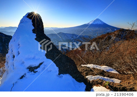 鬼ヶ岳山頂の鬼ヶ岩と富士山 21390406