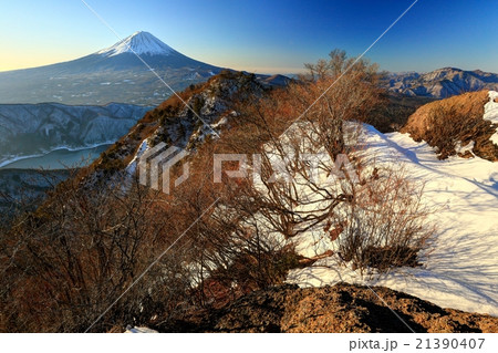 御坂山地・鬼ヶ岳山頂から富士山と西湖 御坂山地・鬼ヶ岳山頂から富士山と西湖 21390407