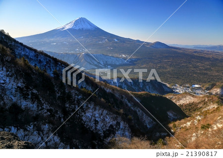 御坂山地・鬼ヶ岳～鍵掛峠間から見る富士山 21390817