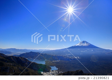 御坂山地・王岳から見る逆光の富士山と西湖 21390821