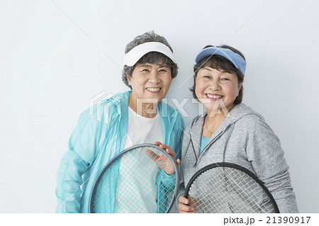 テニスラケットを持つシニア女性 テニスラケットを持つシニア女性 21390917