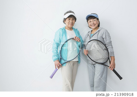テニスラケットを持つシニア女性 21390918