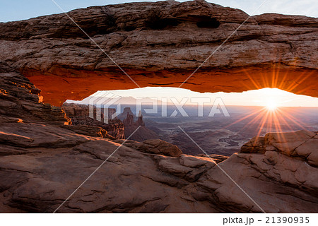 キャニオンランズ国立公園メサアーチの日の出 21390935