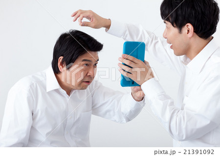 白髪を気にする親子　2人 21391092