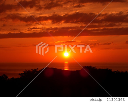 夕日の沈む知床の海 21391368