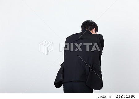 スーツを着る後姿の男性の写真素材