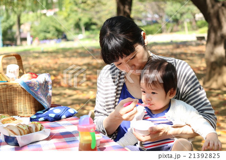公園で食事をする親子 ピクニック 公園で食事をする親子 ピクニック 21392825