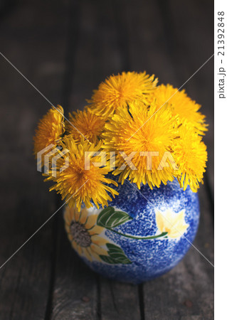 Dandellions on wooden background 21392848