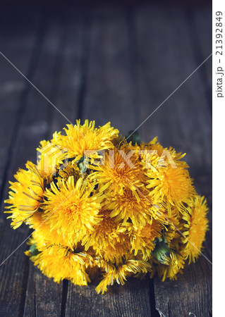 Dandellion bouquet on rustic wood Dandellion bouquet on rustic wood 21392849