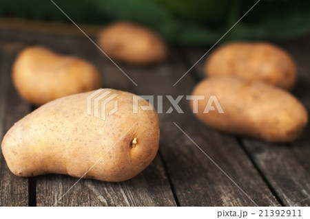 Fresh potatoes in rustic wood table 21392911