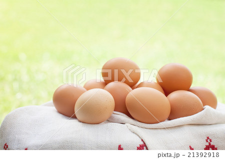 Free range eggs on white towel 21392918