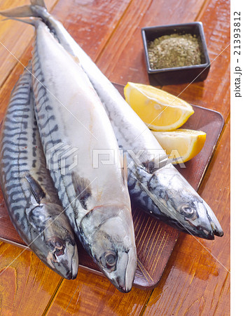 raw fish 21393812