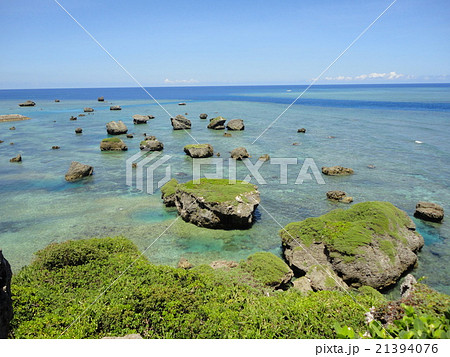 宮古島の海　岩々　ノッチ 21394076