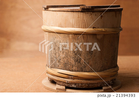 カビの生えた木桶 21394393