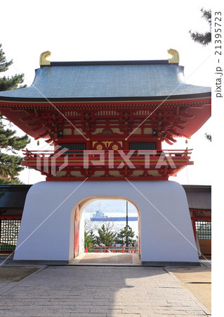 赤間神宮水天門から関門海峡を望む 21395723