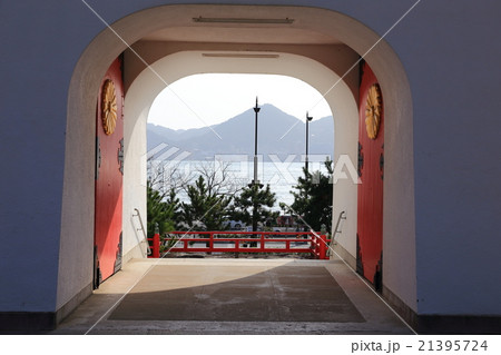 赤間神宮水天門から関門海峡を望む 21395724