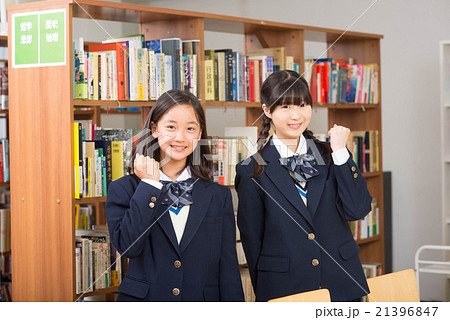 図書館でガッツポーズをする中学生 21396847