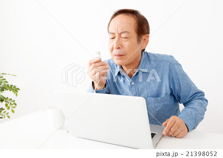 パソコンがよくわからないシニア男性 パソコンがよくわからないシニア男性 21398052