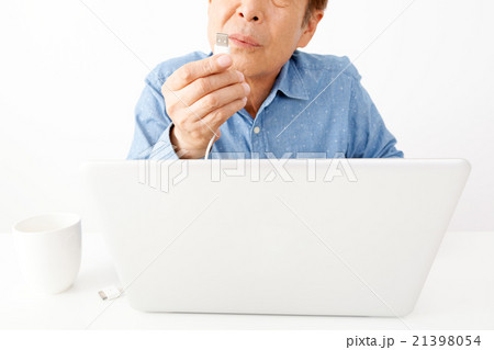 パソコンがよくわからないシニア男性 21398054