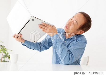 パソコンがよくわからないシニア男性 21398055