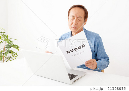 パソコンがよくわからないシニア男性 21398056