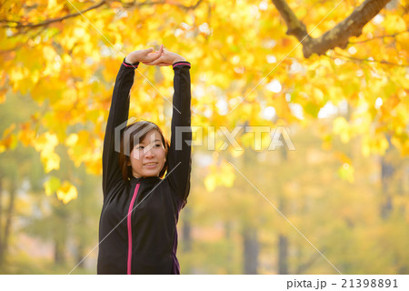 ストレッチする女性 21398891