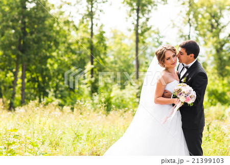 Young wedding couple enjoying romantic moments 21399103