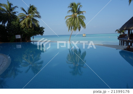 天国に一番近い国 モルディブのリゾート ビーチプール の写真素材 21399176 Pixta