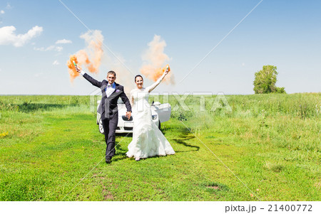 Wedding couple with color smoke in the summer park 21400772