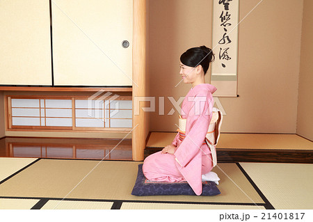 正座をした着物の女性の写真素材