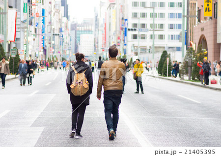 銀座を散歩する訪日外国人 東京都の風景 の写真素材