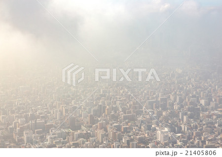 もやに包まれる都市 21405806