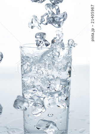 氷をドリンクに放り込む 21405967