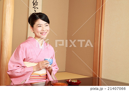 正座をした着物の女性 21407066