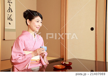 正座をした着物の女性 21407069